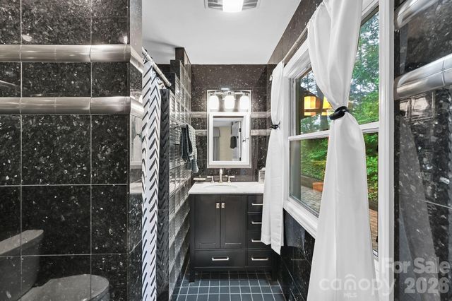 22 Robinhood Road, Asheville, NC 28804