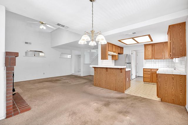 1315 E Loma Linda Avenue, Fresno, CA 93720