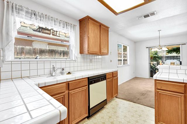 1315 E Loma Linda Avenue, Fresno, CA 93720