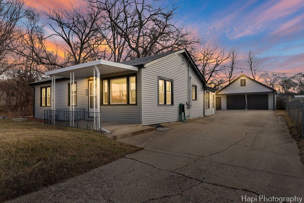 2610 S Thomas Court, Mchenry, IL 60051