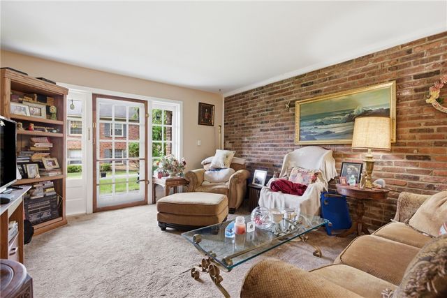 920 Margarite Dr J, Scott Twp, PA 15216
