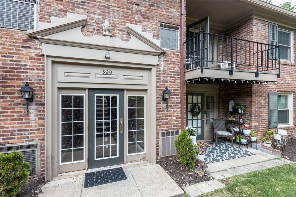 920 Margarite Dr J, Scott Twp, PA 15216