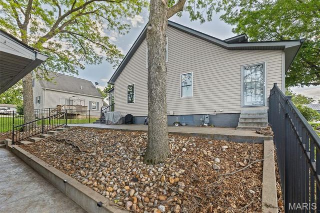 218 E Cherry Street, Columbia, IL 62236