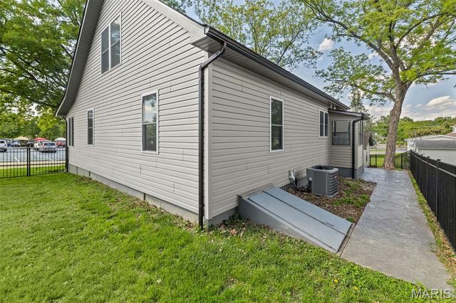 218 E Cherry Street, Columbia, IL 62236