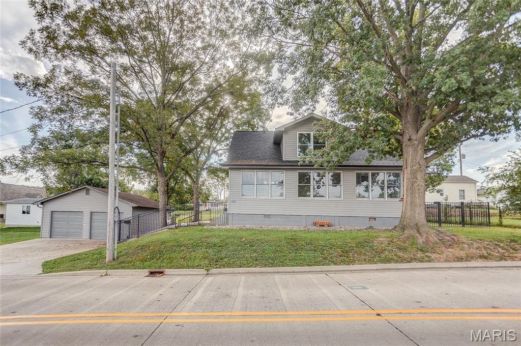 218 E Cherry Street, Columbia, IL 62236