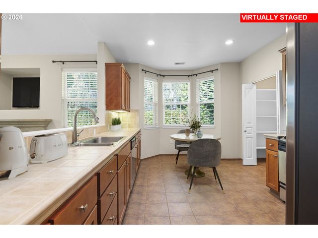 4890 SUMMERLINN Way, West Linn, OR 97068
