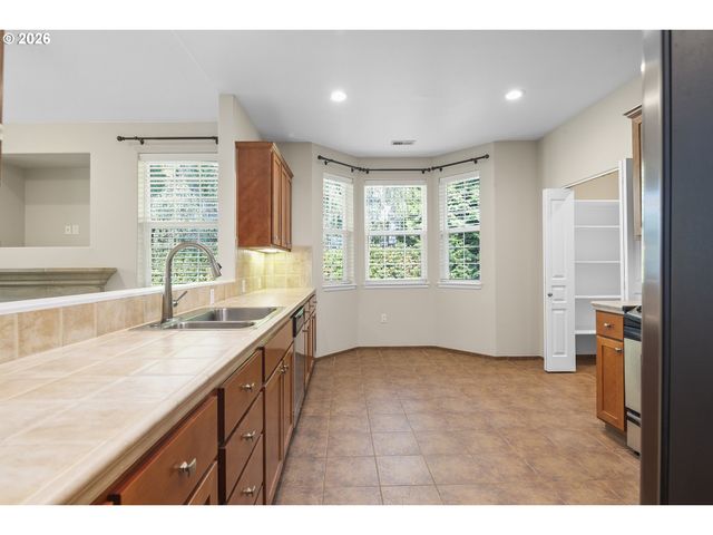 4890 SUMMERLINN Way, West Linn, OR 97068