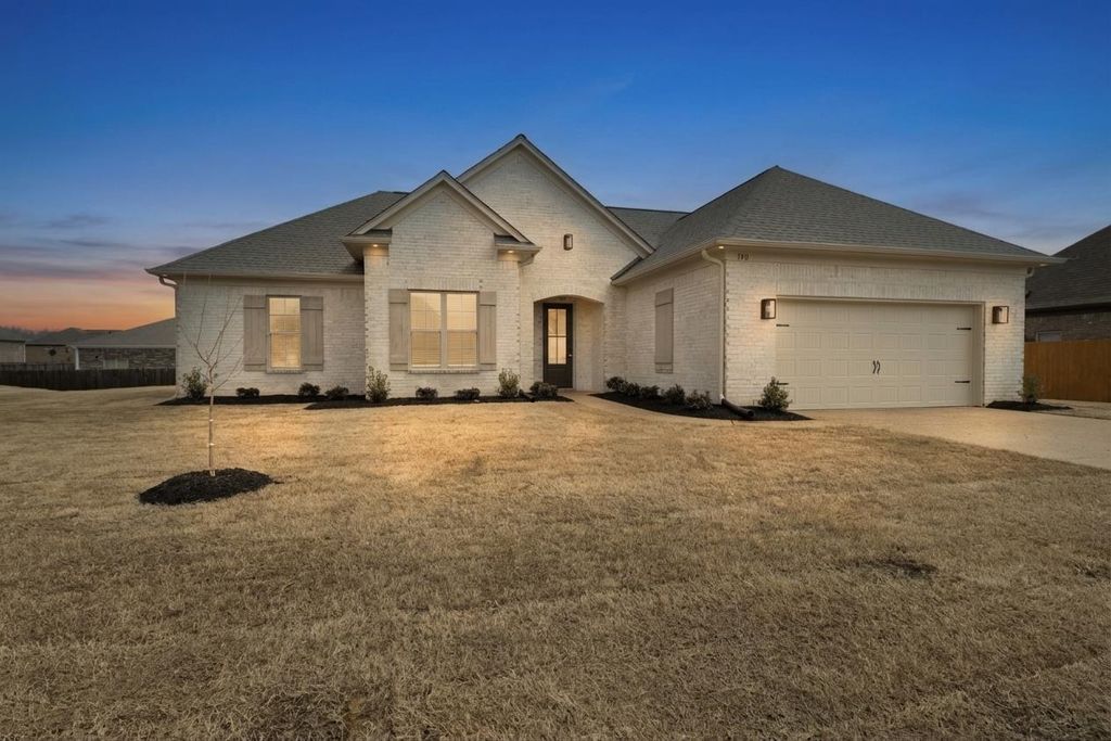 140 OAKLAND RIDGE CV, Oakland, TN 38060