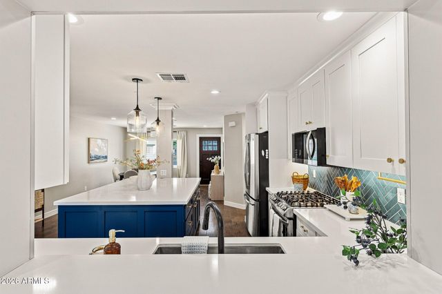 7702 E PINCHOT Avenue, Scottsdale, AZ 85251