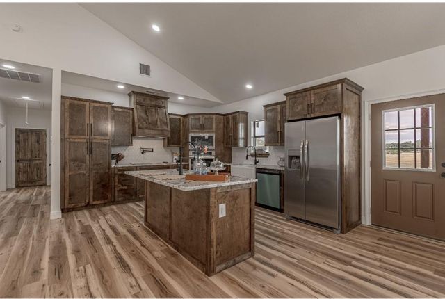 1033 Lonesome Dove Dr, Groveton, TX 75845