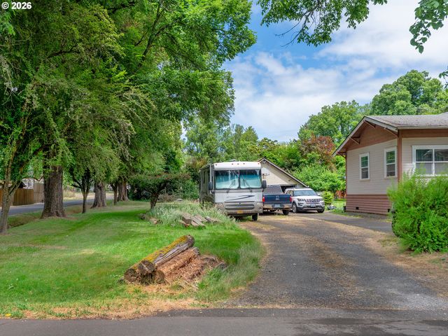 6611 Ne CHESTNUT St, Hillsboro, OR 97124
