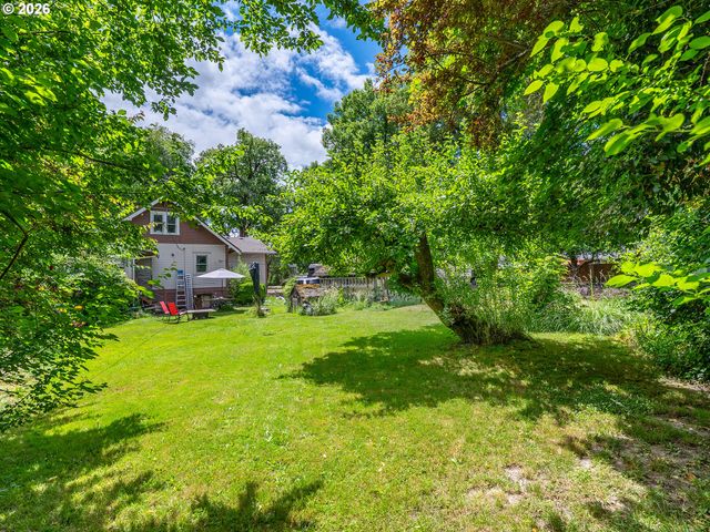 6611 Ne CHESTNUT St, Hillsboro, OR 97124