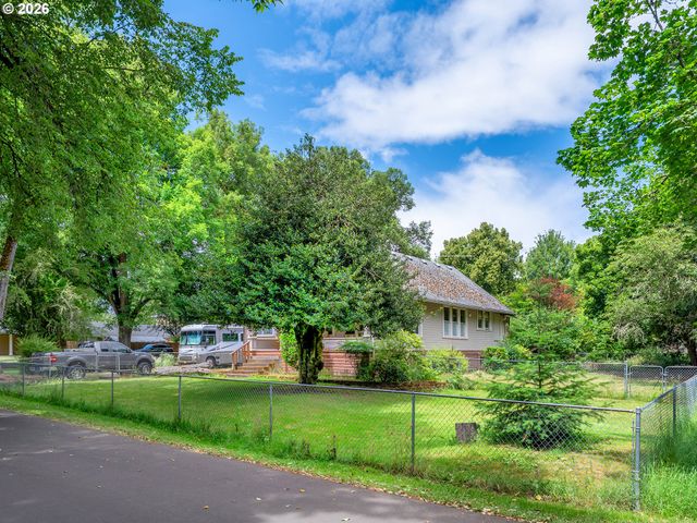 6611 Ne CHESTNUT St, Hillsboro, OR 97124