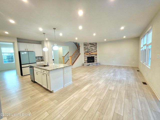 17505 Shakes Creek Dr, Fisherville, KY 40023