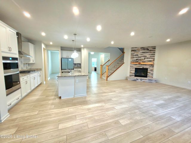 17505 Shakes Creek Dr, Fisherville, KY 40023