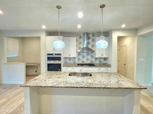 17505 Shakes Creek Dr, Fisherville, KY 40023