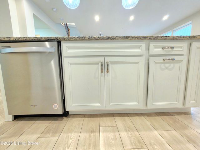 17505 Shakes Creek Dr, Fisherville, KY 40023