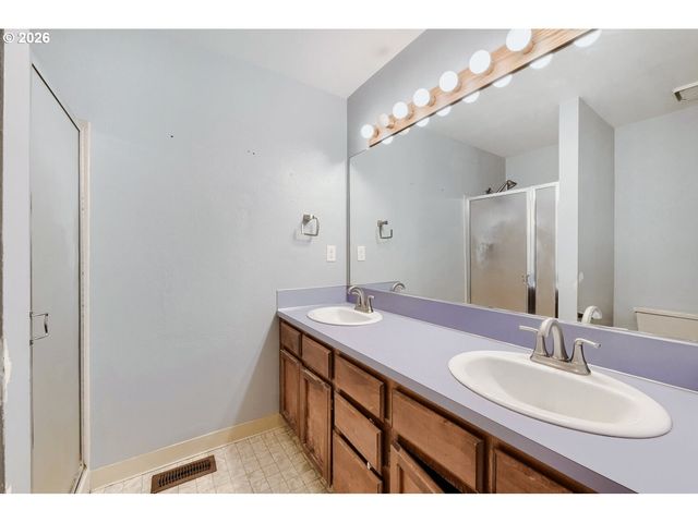 2040 Ne 213TH Ave, Fairview, OR 97024