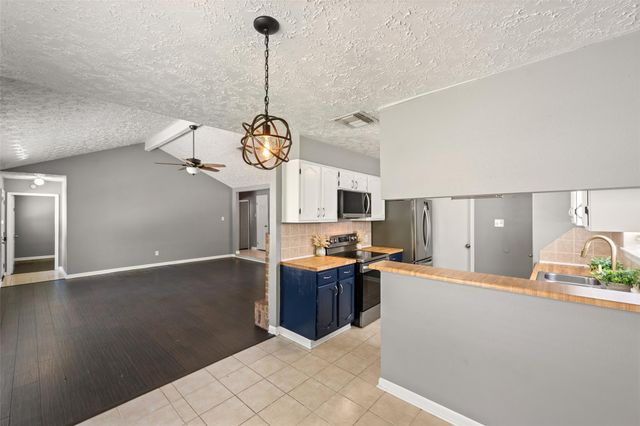 318 Bayridge Drive, League City, TX 77573
