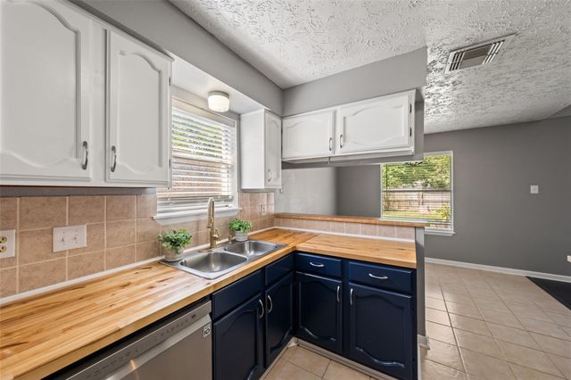 318 Bayridge Drive, League City, TX 77573