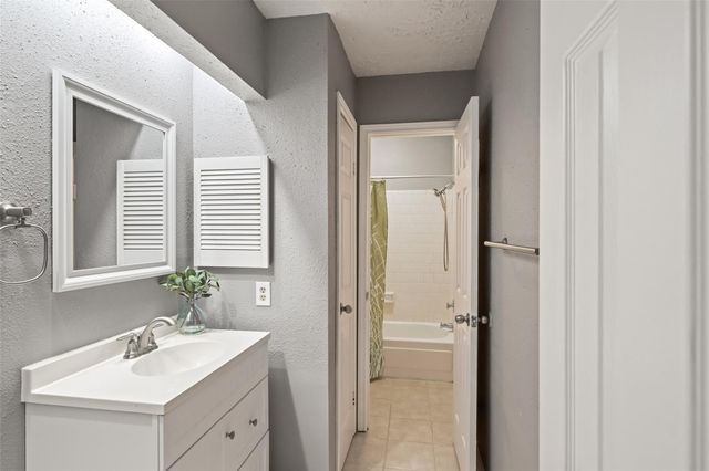 318 Bayridge Drive, League City, TX 77573