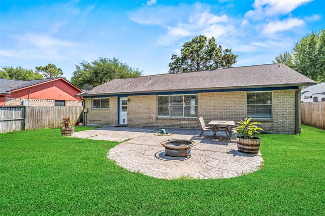 318 Bayridge Drive, League City, TX 77573