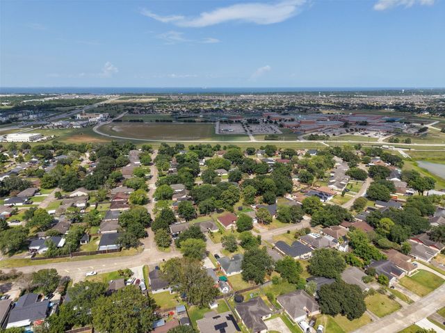 318 Bayridge Drive, League City, TX 77573