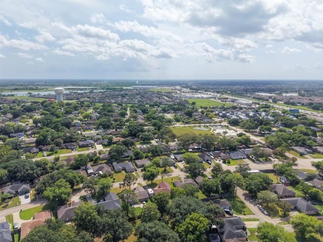 318 Bayridge Drive, League City, TX 77573