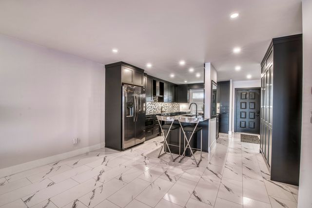 313 Lake Circle 111, North Palm Beach, FL 33408