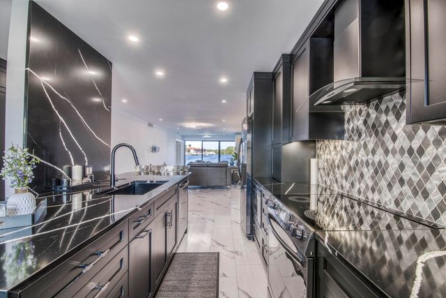 313 Lake Circle 111, North Palm Beach, FL 33408