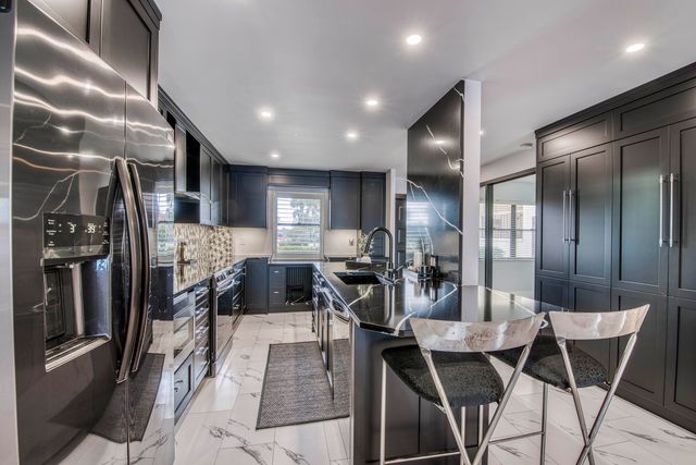 313 Lake Circle 111, North Palm Beach, FL 33408