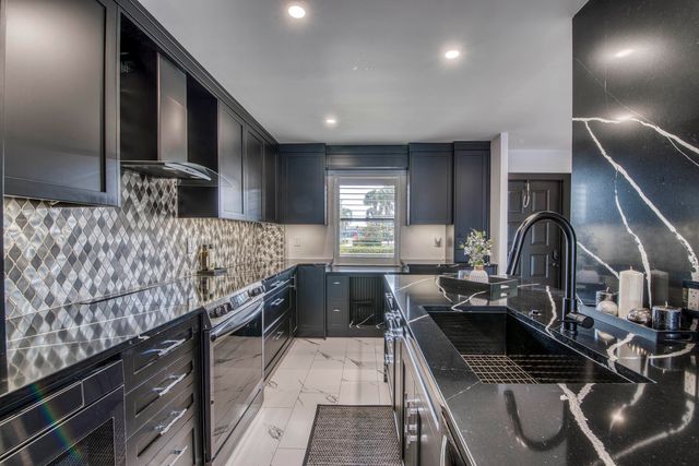 313 Lake Circle 111, North Palm Beach, FL 33408