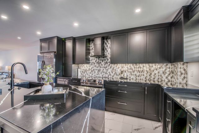 313 Lake Circle 111, North Palm Beach, FL 33408