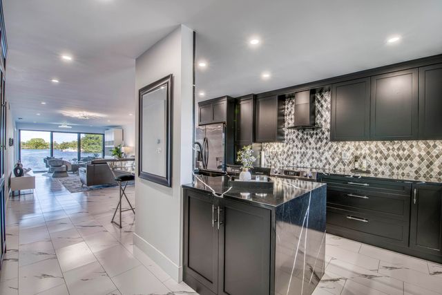 313 Lake Circle 111, North Palm Beach, FL 33408