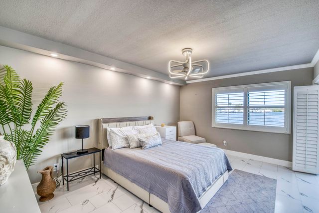 313 Lake Circle 111, North Palm Beach, FL 33408