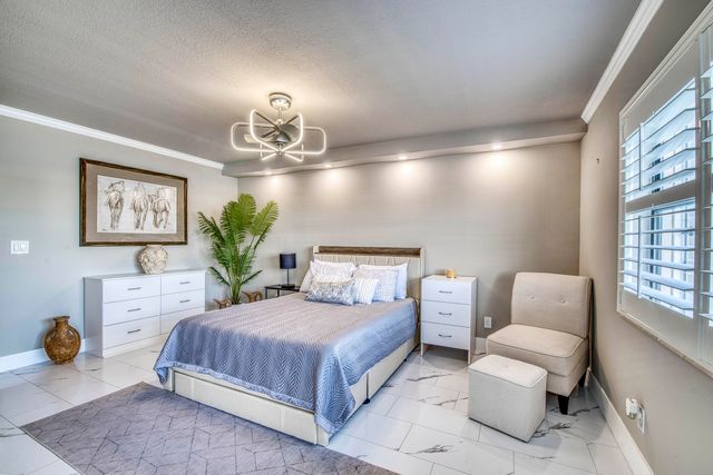 313 Lake Circle 111, North Palm Beach, FL 33408