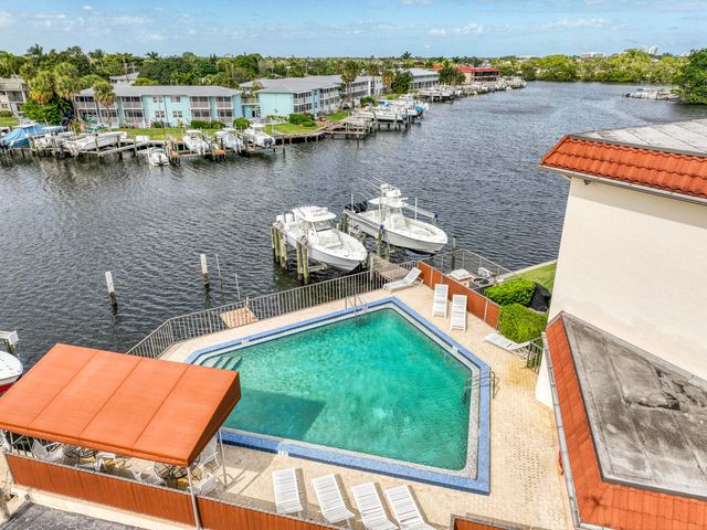 313 Lake Circle 111, North Palm Beach, FL 33408