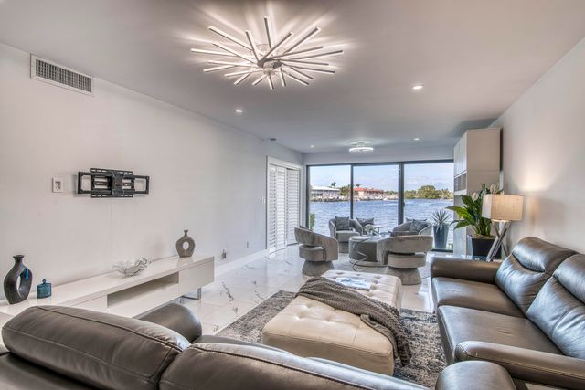 313 Lake Circle 111, North Palm Beach, FL 33408