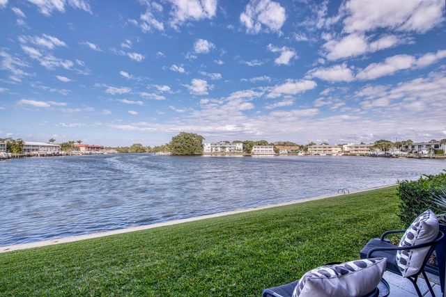 313 Lake Circle 111, North Palm Beach, FL 33408