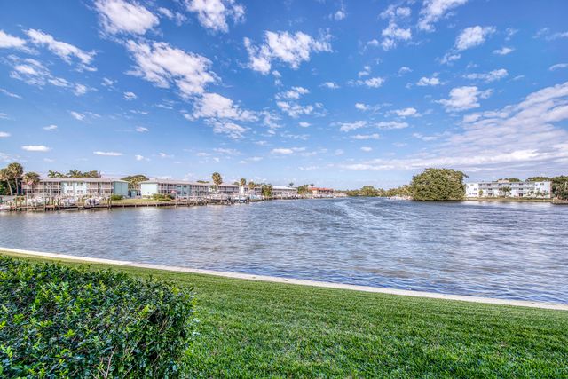 313 Lake Circle 111, North Palm Beach, FL 33408