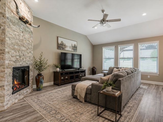 31 Golf Walk Circle, Denison, TX 75020