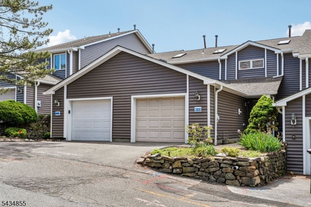 304 Heights Dr, Haledon Boro, NJ 07508