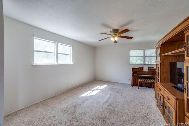 1025 COUNTY ROAD 375, San Antonio, TX 78253