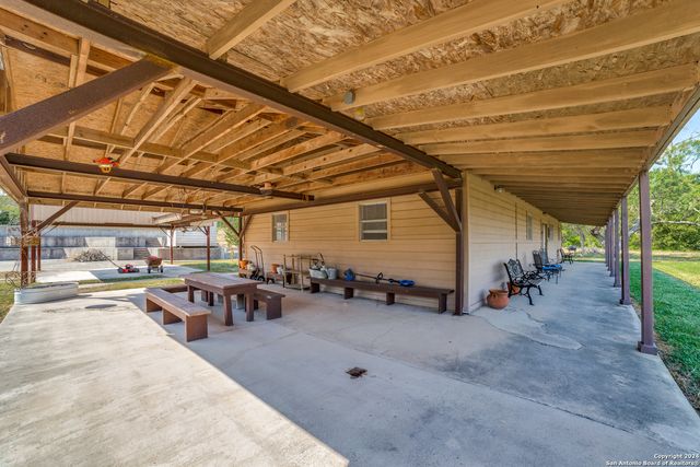 1025 COUNTY ROAD 375, San Antonio, TX 78253