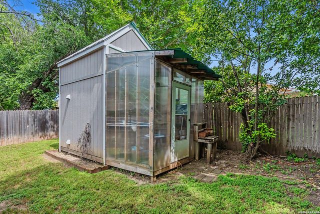 3926 CHIMNEY SPRINGS DR, San Antonio, TX 78247