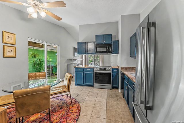 3926 CHIMNEY SPRINGS DR, San Antonio, TX 78247