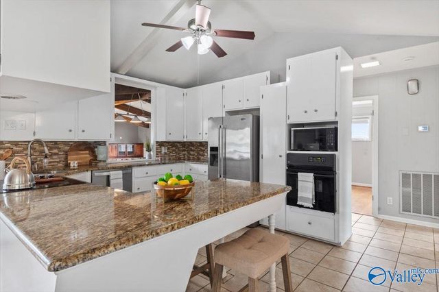 3824 Meadow Wood Circle, Guntersville, AL 35976