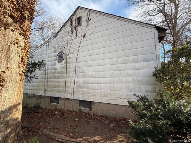 33 Roxbury Street, Huntington Station, NY 11746