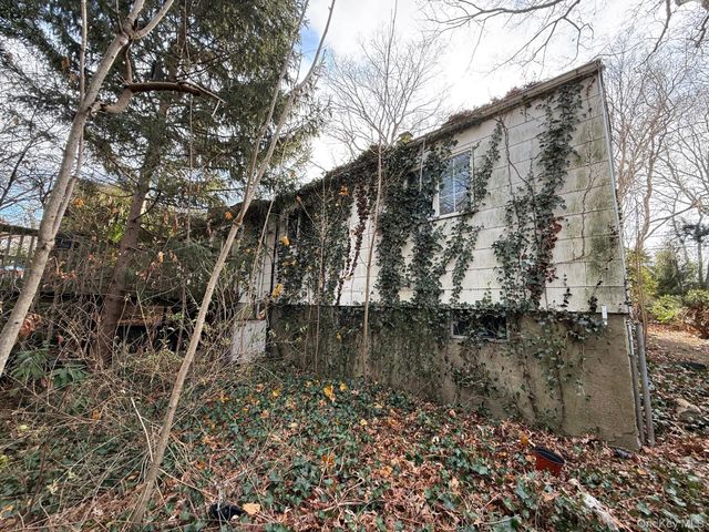 33 Roxbury Street, Huntington Station, NY 11746