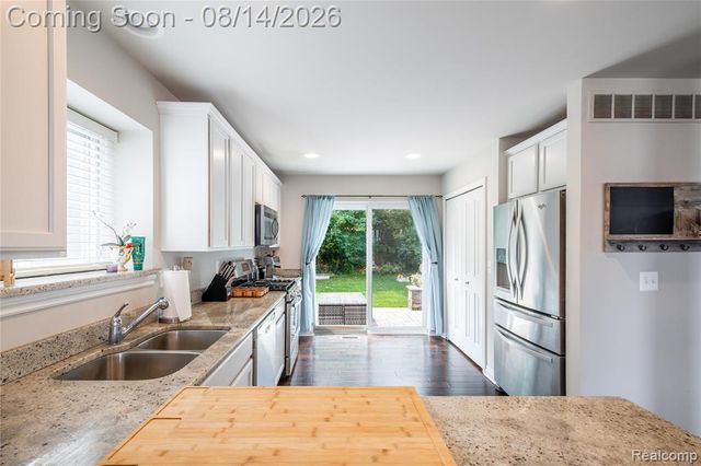 312 Dakota Lane, White Lake, MI 48386